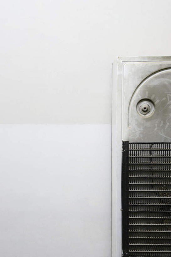 无人,竖图,室内,特写,白天,白色背景,正面,静物,金属制品,金属,墙,墙壁,墙面,白色,摄影,影棚,油烟机,彩图,影棚拍摄,拍摄