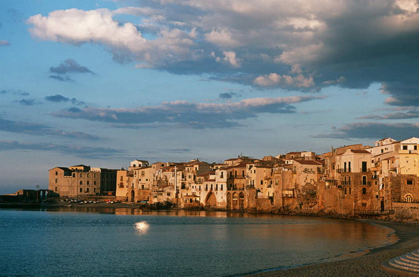无人,家,横图,室外,白天,正面,度假,海浪,海洋,美景,沙滩,城市风光,城市,意大利,欧洲,阴影,光线,沙子,影子,房屋,屋子,海岸,景观,浪花,云,云朵,公寓,沙地,云彩,娱乐,洋房,楼房,住宅,蓝色,白云,蓝天,天空,阳光,海水,天,享受,休闲,景色,放松,晴朗,西西里,南欧,海景,意大利共和国,首府,西西里岛,巴勒莫,切法卢,大海,风浪,海,海水的波动,海滩,近岸浪,涌浪,晴空,彩图,房子