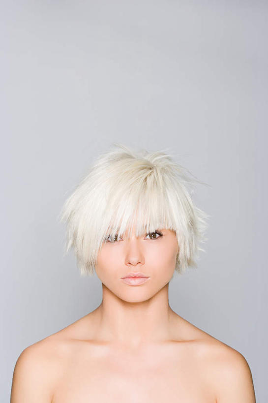 西方人,脸,头,脸颊,脖子,锁骨,肩胛骨,胸骨,肋骨,头发,一个人,竖图,室内,特写,白天,正面,欧洲,欧洲人,仅一个年轻女性,仅一个女性,仅一个人,灰色背景,注视,裸露,肩膀,白色,观察,看,摄影,影棚,观看,察看,关注,裸,胸椎,腰骨,肋软骨,年轻女性,女人,女性,白种人,头部,直发,脖,颈,颈部,脸部,脸蛋,面部,半身,彩图,影棚拍摄,拍摄,短发