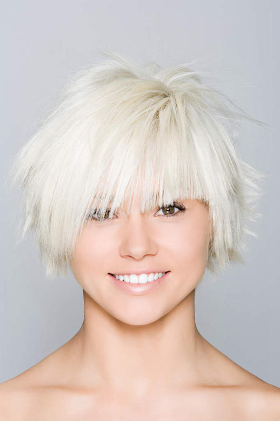 西方人,脸,头,脸颊,脖子,锁骨,肩胛骨,胸骨,肋骨,头发,一个人,笑,微笑,露齿笑,竖图,室内,特写,白天,正面,欧洲,欧洲人,仅一个年轻女性,仅一个女性,仅一个人,灰色背景,注视,裸露,肩膀,白色,观察,看,摄影,影棚,观看,察看,关注,裸,胸椎,腰骨,肋软骨,年轻女性,女人,女性,白种人,头部,直发,脖,颈,颈部,脸部,脸蛋,面部,半身,彩图,影棚拍摄,拍摄,短发