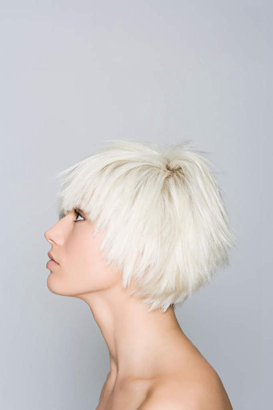 西方人,脸,头,脸颊,脖子,锁骨,肩胛骨,胸骨,肋骨,头发,一个人,竖图,室内,特写,白天,侧面,欧洲,欧洲人,仅一个年轻女性,仅一个女性,仅一个人,灰色背景,注视,裸露,肩膀,白色,观察,看,摄影,影棚,观看,察看,关注,裸,胸椎,腰骨,肋软骨,年轻女性,女人,女性,白种人,头部,直发,脖,颈,颈部,脸部,脸蛋,面部,半身,彩图,影棚拍摄,拍摄,短发