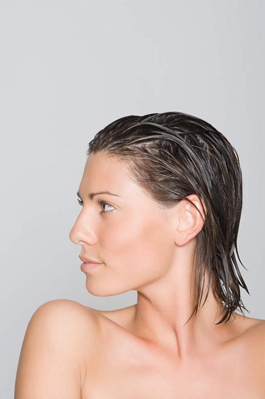 西方人,脸,头,脸颊,脖子,锁骨,肩胛骨,胸骨,肋骨,头发,一个人,竖图,室内,特写,白天,正面,欧洲,欧洲人,仅一个年轻女性,仅一个女性,仅一个人,灰色背景,注视,裸露,肩膀,黑色,观察,看,摄影,影棚,观看,察看,关注,裸,胸椎,腰骨,肋软骨,年轻女性,女人,女性,白种人,头部,直发,脖,颈,颈部,脸部,脸蛋,面部,半身,彩图,影棚拍摄,拍摄,短发