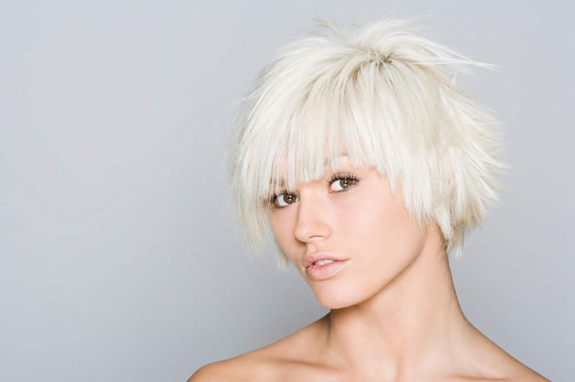 西方人,脸,头,脸颊,脖子,锁骨,肩胛骨,胸骨,肋骨,头发,一个人,笑,微笑,露齿笑,横图,室内,特写,白天,正面,欧洲,欧洲人,仅一个年轻女性,仅一个女性,仅一个人,灰色背景,注视,裸露,肩膀,白色,观察,看,摄影,影棚,观看,察看,关注,裸,胸椎,腰骨,肋软骨,年轻女性,女人,女性,白种人,头部,直发,脖,颈,颈部,脸部,脸蛋,面部,半身,彩图,影棚拍摄,拍摄,短发