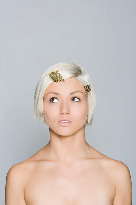 西方人,脸,头,脸颊,脖子,锁骨,肩胛骨,胸骨,肋骨,头发,一个人,竖图,室内,特写,白天,正面,欧洲,欧洲人,仅一个年轻女性,仅一个女性,仅一个人,灰色背景,装饰,注视,裸露,肩膀,白色,发夹,观察,看,摄影,影棚,观看,华丽,修饰,点缀,察看,关注,裸,衬托,美观,雅致,雅观,胸椎,腰骨,肋软骨,年轻女性,女人,女性,白种人,头部,直发,脖,颈,颈部,脸部,脸蛋,面部,半身,彩图,影棚拍摄,拍摄,短发