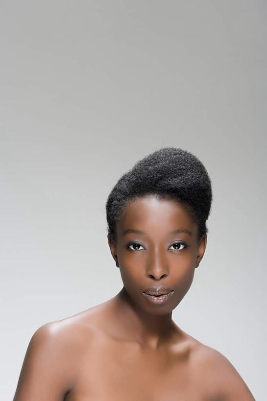 西方人,脸,头,脸颊,脖子,锁骨,肩胛骨,胸骨,肋骨,头发,一个人,竖图,室内,特写,白天,正面,欧洲,非洲,黑人,欧洲人,仅一个年轻女性,仅一个女性,仅一个人,灰色背景,注视,裸露,肩膀,黑色,观察,看,摄影,影棚,观看,察看,关注,裸,胸椎,腰骨,肋软骨,年轻女性,女人,女性,非洲人,头部,直发,脖,颈,颈部,脸部,脸蛋,面部,半身,彩图,影棚拍摄,拍摄,短发