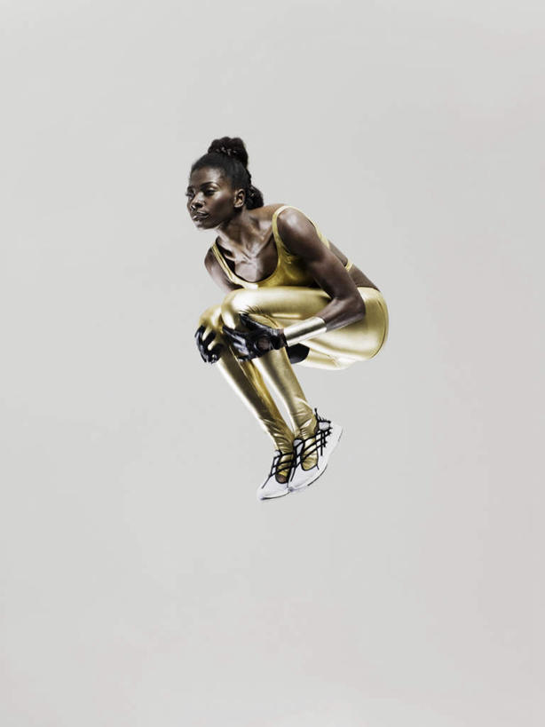 西方人,一个人,运动员,跳,抱,竖图,室内,白天,背景,仰视,运动服,欧洲,非洲,黑人,欧洲人,仅一个年轻女性,仅一个女性,仅一个人,弯腰,阴影,服装,反射,影子,半空,衣服,白色,金色,摄影,服饰,影棚,抱着,搂着,衣着,穿着,弯身,衣饰,年轻女性,女人,女性,非洲人,体育运动员,运动选手,搂,搂抱,跳跃,彩图,低角度拍摄,全身,影棚拍摄,拍摄,运动装