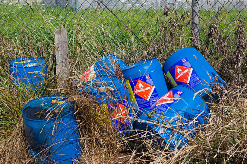 无人,栏杆,横图,俯视,室外,特写,白天,植物,一堆,废弃,堆叠,堆积,枯萎,朦胧,模糊,桶,栅栏,塑料,篱笆,围栏,枯草,垃圾,护栏,草,黄色,蓝色,容器,塑料制品,肮脏,储藏,堆,塑料桶,垃圾场,储存,丢弃,邋遢,收集,龌龊,污秽,彩图,高角度拍摄,贮存,油桶