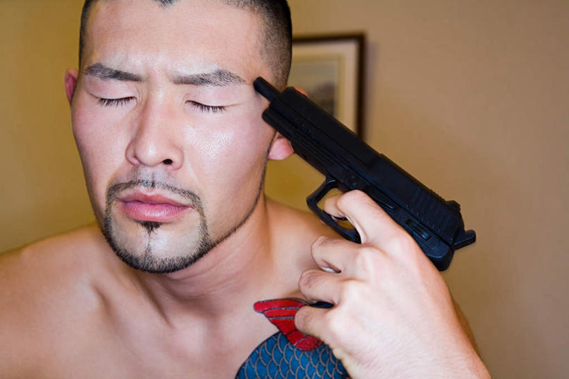 东方人,脸,头,脸颊,手,胡须,一个人,站,闭眼,横图,室内,特写,白天,正面,时尚,竞争,亚洲,仅一个男性,仅一个人,一副,对抗,握,阴影,朦胧,模糊,冲突,反射,枪支,影子,墙,黄种人,破坏,文化,裸露,纹身,肩膀,墙壁,墙面,仅一个年轻男性,一个,站着,手部,武器,个性,战争,握着,手枪,信仰,单个,单手,损坏,攻击,威胁,对立,矛盾,自杀,兵器,刺青,挂画,裸,追求,防御,枪械,想象,弹夹,敌对,挫败,斗争,抗拒,抗衡,文身,勇气,崇拜,张扬,杀伤,威慑,自尽,子弹夹,危险,男人,男性,年轻男性,亚洲人,头部,胡子,络腮胡,脸部,脸蛋,面部,闭眼睛,闭着眼,闭着眼睛,站立,半身,彩图