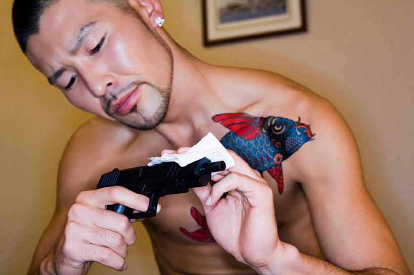 东方人,手,一个人,坐,横图,室内,白天,正面,时尚,竞争,亚洲,双手,仅一个男性,仅一个人,一副,擦,对抗,抚摸,握,阴影,冲突,反射,枪支,影子,墙,注视,黄种人,破坏,文化,裸露,纹身,墙壁,墙面,仅一个年轻男性,一个,低头,观察,看,手部,武器,个性,战争,擦拭,握着,手枪,信仰,单个,观看,损坏,察看,攻击,威胁,对立,关注,矛盾,兵器,刺青,挂画,裸,追求,防御,枪械,想象,弹夹,敌对,挫败,斗争,抗拒,抗衡,文身,勇气,崇拜,张扬,杀伤,威慑,子弹夹,揩擦,拭,危险,男人,男性,年轻男性,亚洲人,坐着,半身,彩图,轻抚