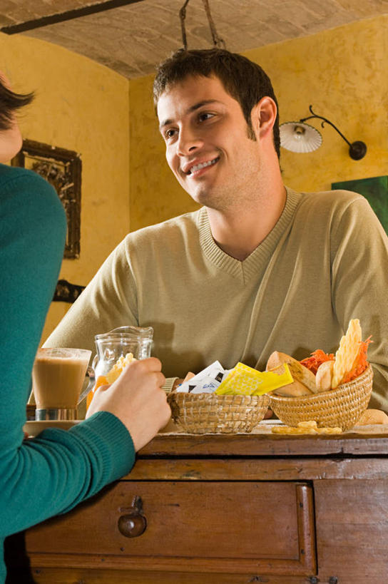 西方人,两个人,餐厅,坐,笑,微笑,露齿笑,竖图,室内,白天,仰视,爱情,午餐,桌面,桌子,杯子,餐具,欧洲,欧洲人,服装,朦胧,模糊,木制,碟子,盘,午饭,浪漫,注视,休闲装,相视,玻璃制品,衣服,盘子,木制品,水杯,碟,观察,看,休闲,温暖,温馨,面对面,休闲服,恩爱,恋人,服饰,观看,对视,和睦,察看,关注,相对,相看,男人,男性,年轻男性,年轻女性,女人,女性,白种人,情侣,玻璃杯,坐着,半身,彩图,低角度拍摄,餐馆,饭店,饭馆,咖啡馆,伴侣,融洽