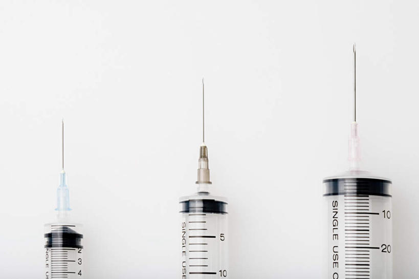 无人,横图,俯视,室内,特写,白天,白色背景,静物,一排,阴影,整齐,反射,英文,标志,文字,影子,字符,刻度,字母,标识,排列,三个,针管,针筒,注射,摄影,影棚,英文字母,医疗,医疗设备,注射器,队列,彩图,高角度拍摄,影棚拍摄,拍摄