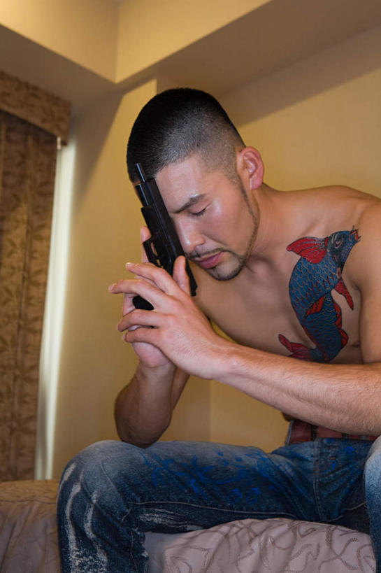 东方人,一个人,坐,闭眼,竖图,室内,白天,仰视,时尚,竞争,床,卧室,亚洲,仅一个男性,仅一个人,一把,对抗,裤子,冲突,枪支,墙,床单,牛仔裤,黄种人,破坏,文化,被子,裸露,纹身,墙壁,墙面,仅一个年轻男性,黄色,思考,武器,个性,战争,手枪,单人床,信仰,损坏,被单,攻击,威胁,对立,矛盾,兵器,刺青,裸,追求,防御,枪械,想象,弹夹,敌对,挫败,斗争,抗拒,抗衡,文身,勇气,崇拜,张扬,杀伤,威慑,思虑,子弹夹,危险,男人,男性,年轻男性,亚洲人,闭眼睛,闭着眼,闭着眼睛,坐着,半身,彩图,低角度拍摄,睡房,卧房