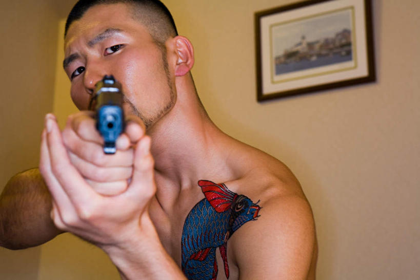 东方人,脸,头,脸颊,手,一个人,站,横图,室内,特写,白天,仰视,时尚,竞争,鲤鱼,亚洲,双手,仅一个男性,仅一个人,一副,对抗,握,朦胧,模糊,冲突,鱼,枪支,墙,注视,黄种人,破坏,文化,鱼类,裸露,纹身,肩膀,墙壁,墙面,仅一个年轻男性,一个,白色,观察,看,站着,手部,武器,个性,战争,握着,手枪,信仰,单个,观看,损坏,吉祥,察看,攻击,威胁,对立,关注,矛盾,兵器,刺青,挂画,裸,追求,防御,枪械,想象,弹夹,敌对,挫败,斗争,抗拒,抗衡,文身,勇气,崇拜,张扬,杀伤,威慑,年年有余,美梦成真,事业有成,子弹夹,危险,男人,男性,年轻男性,亚洲人,头部,脸部,脸蛋,面部,鲤子,鲤拐子,站立,半身,彩图,低角度拍摄