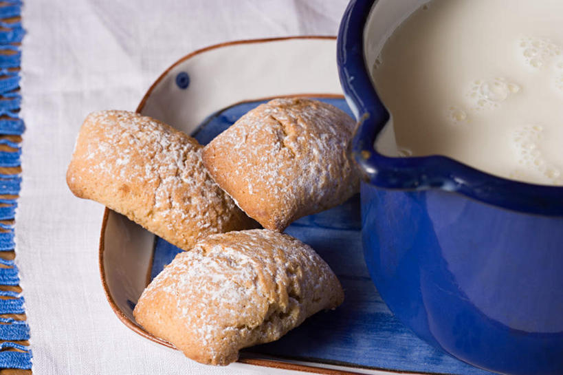 点心,牛奶,无人,横图,俯视,室内,特写,白天,桌面,桌子,木制,布料,壶,食品,饮品,营养,布纹,水壶,桌布,食物,饮料,三个,餐巾,茶壶,木制品,容器,台布,饼干,零食,乳制品,奶,安神,彩图,高角度拍摄