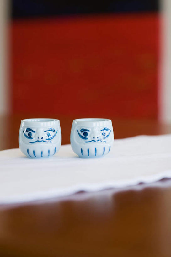 无人,竖图,室内,特写,白天,正面,餐桌,桌子,静物,杯子,朦胧,模糊,装饰,陶瓷,陶瓷制品,两个,水杯,餐台,华丽,修饰,点缀,衬托,美观,雅致,雅观,茶杯,彩图