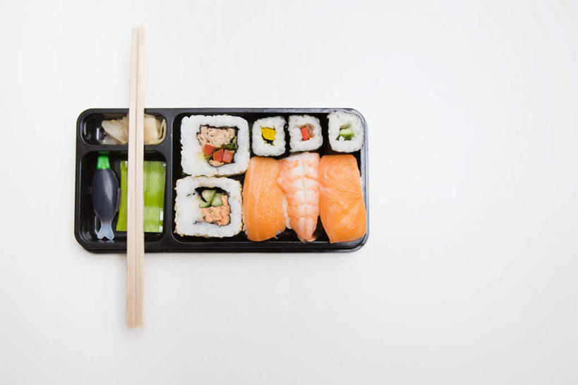 盒饭,米饭,寿司,无人,横图,俯视,室内,特写,白天,白色背景,烹饪,筷子,桌面,桌子,餐具,木制,便当,日本料理,料理,食品,饭,文化,传统,菜肴,美食,食物,木制品,日式料理,日式,便捷,摄影,佳肴,影棚,礼节,五谷,便利,醋饭,礼仪,快捷,弁当,四喜饭,进餐用具,彩图,高角度拍摄,影棚拍摄,拍摄
