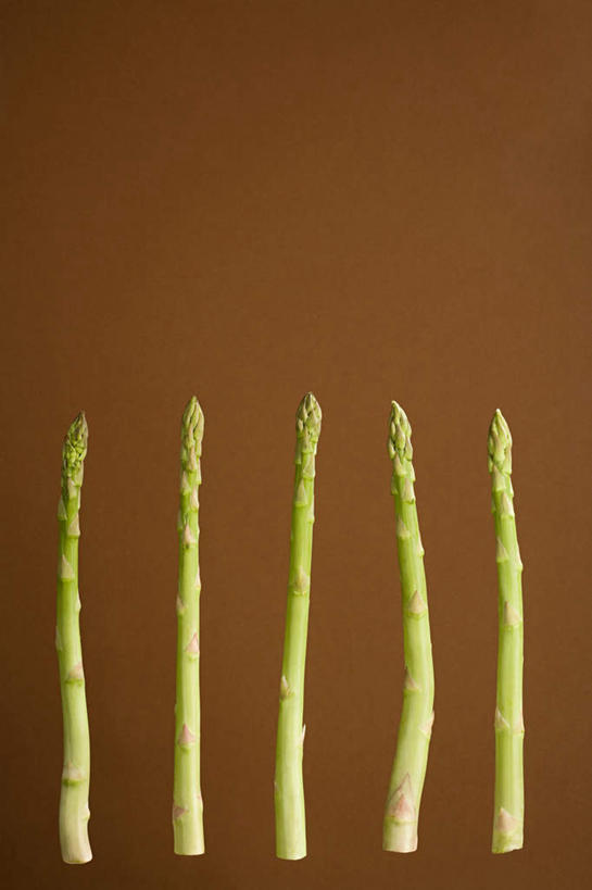 无人,竖图,俯视,室内,特写,白天,餐桌,桌子,芦笋,蔬菜,一排,阴影,棕色背景,新鲜,整齐,反射,影子,食品,食物,排列,绿色,摄影,有机食品,绿色食品,影棚,餐台,队列,无根,猪尾巴,药鸡豆子,石刁柏,蚂蚁杆,龙须菜,狼尾巴根,彩图,高角度拍摄,影棚拍摄,拍摄