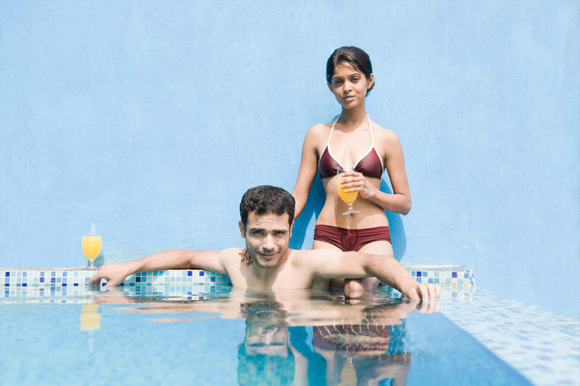 果汁,两个人,体育馆,游泳池,坐,伸展双臂,横图,室外,白天,正面,泳装,比基尼,爱情,旅游,度假,美景,水,柑橘,杯子,水果,印度,亚洲,握,阴影,新鲜,光线,影子,景观,水池,水面,生食,橙汁,食品,果实,饮品,浪漫,拿,拿着,注视,娱乐,泳池,玻璃制品,食物,饮料,蓝色,蓝天,天空,阳光,自然,水杯,天,观察,看,享受,休闲,温暖,温馨,景色,恩爱,放松,握着,恋人,有机食品,绿色食品,晴朗,观看,和睦,察看,游泳馆,关注,可口,自然风光,南亚,万里无云,印度共和国,适口,果阿,果阿邦,男人,男性,年轻男性,年轻女性,女人,女性,亚洲人,印度人,情侣,玻璃杯,晴空,晴空万里,橘子,桔子,橙子,橙,敞开双臂,伸开双臂,展开双肩,张开手臂,张开双臂,坐着,半身,彩图,三点式,泳衣,伴侣,融洽