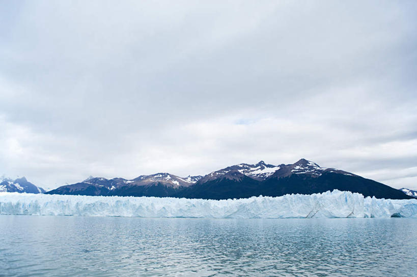 无人,公园,横图,室外,白天,正面,旅游,度假,冰山,海浪,海洋,美景,山,阿根廷,阴影,光线,影子,冰,景观,浪花,山峰,云,云朵,山峦,云彩,娱乐,冰川,蓝色,白云,蓝天,天空,阳光,自然,海水,天,享受,休闲,景色,南美,放松,寒冷,晴朗,冰冷,南美洲,国家公园,拉丁美洲,自然风光,美洲,冰河,海景,亚美利加洲,严寒,南亚美利加洲,冰凉,酷寒,凛冽,凛凛,极冷,阿根廷共和国,巴塔哥尼亚高原,巴塔哥尼亚,阿根廷冰川国家公园,圣克鲁斯省,大海,风浪,海,海水的波动,近岸浪,涌浪,晴空,彩图