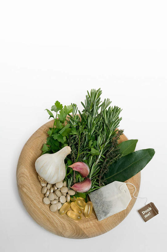 无人,竖图,俯视,室内,特写,白天,白色背景,幸福,安全,植物,茶,蔬菜,蒜,餐具,叶子,阴影,新鲜,反射,木制,碟子,盘,药剂,药丸,影子,茶叶,食品,绿叶,草药,药草,防护,蒜头,娱乐,茶包,药片,中药,食物,盘子,木制品,药品,碟,享受,休闲,温馨,嫩叶,放松,乐趣,治疗,摄影,有机食品,绿色食品,影棚,保护,药物,迷迭香,医疗,提神,舒适,草本,醒脑,药材,中草药,保险,预防,月桂叶,香叶,中药材,本草,海洋之露,天竺桂,香桂叶,桂叶,胡蒜,平安,月桂,叶,叶片,大蒜,彩图,高角度拍摄,影棚拍摄,拍摄