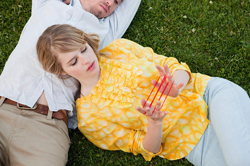 西方人,两个人,躺,横图,俯视,室外,白天,爱情,游戏,成功,合作,团队,集体,信心,草地,草坪,植物,玩具,欧洲,欧洲人,握,服装,浪漫,拿,玩,拿着,注视,休闲装,娱乐,腰带,队伍,草,衣服,黄色,绿色,绳子,观察,看,休闲,温暖,温馨,休闲服,恩爱,翻花绳,握着,恋人,服饰,观看,活动,皮带,绳索,和睦,察看,成就,发泄,关注,消遣,智力,挑帮帮,合伙,配饰,翻绳,宣泄,解绷绷,解勾勾,解钩钩,挑花花线,线翻花,裤带,卧着,解股,翻花鼓,挑绷绷,男人,男性,年轻男性,年轻女性,女人,女性,白种人,情侣,躺着,玩耍,卧,嬉戏,半身,彩图,高角度拍摄,伴侣,融洽