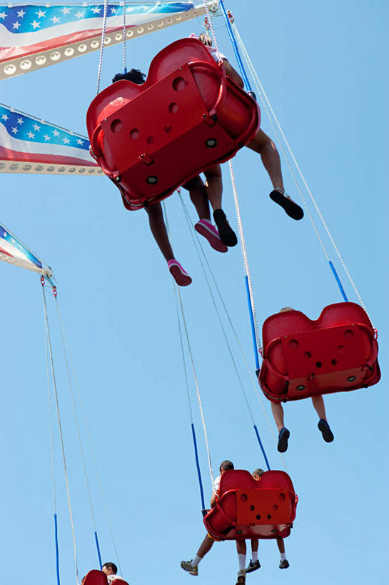 西方人,腿部,腿,坐,竖图,室外,白天,仰视,度假,美景,城市风光,城市,欧洲,纽约,美国,欧洲人,行人,游客,游人,服装,景观,曼哈顿,许多人,娱乐,路人,旅客,衣服,蓝色,蓝天,天空,天,一群人,享受,休闲,景色,放松,服饰,游乐设施,旋转飞椅,晴朗,北美,北美洲,衣着,穿着,美洲,纽约州,万里无云,帝国之州,帝国州,北亚美利加洲,亚美利加洲,衣饰,布鲁克林,科尼岛,康尼岛,布鲁克林区,过客,飓风飞椅,旋转秋千,男人,男性,年轻男性,年轻女性,女人,女性,白种人,晴空,晴空万里,坐着,半身,彩图,低角度拍摄,曼哈顿岛