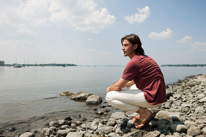 西方人,一个人,蹲,横图,室外,白天,侧面,旅游,度假,海浪,海洋,石头,美景,沙滩,欧洲,纽约,美国,欧洲人,仅一个男性,仅一个人,服装,沙子,石子,海岸,景观,浪花,水平线,云,云朵,辽阔,海平线,沙地,云彩,注视,休闲装,娱乐,仅一个年轻男性,衣服,蓝色,白云,蓝天,天空,自然,海水,天,观察,看,享受,休闲,广阔,休闲服,鹅卵石,景色,放松,服饰,晴朗,观看,一望无际,察看,北美,北美洲,关注,自然风光,美洲,按摩石,海景,纽约州,帝国之州,帝国州,北亚美利加洲,亚美利加洲,无边无际,一马平川,男人,男性,年轻男性,白种人,大海,风浪,海,海水的波动,海滩,近岸浪,石块,涌浪,晴空,蹲着,彩图,全身,水天相接,水天一线