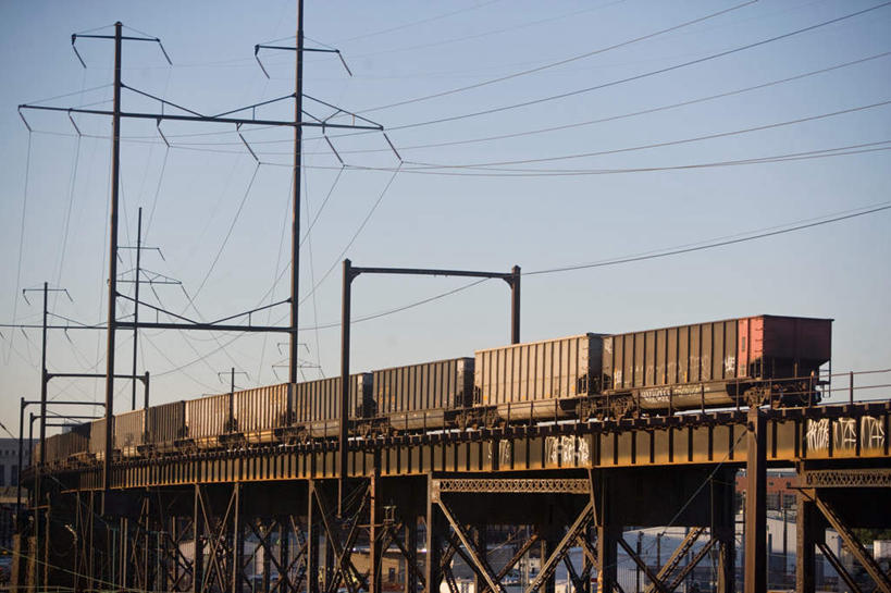 无人,横图,室外,白天,仰视,度假,美景,城市风光,城市,道路,路,公路,火车,美国,电力,电线,电线杆,线,景观,高架,电能,集装箱,交通,线路,娱乐,货柜,车,蓝色,蓝天,天空,箱子,交通工具,天,享受,休闲,景色,放松,运输,晴朗,电,电源,北美,北美洲,载具,美洲,能量,高架桥,物流,高架道路,跨线桥,万里无云,费城,博爱之城,宾夕法尼亚,宾夕法尼亚州,宾州,拱顶石州,拱心石之州,宾氏林地,本杰明.富兰克林大桥,北亚美利加洲,亚美利加洲,本.富兰克林大桥,特拉华河大桥,晴空,晴空万里,彩图,低角度拍摄