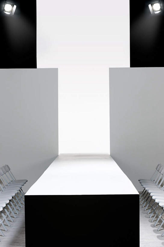 无人,竖图,室内,白天,正面,时尚,椅子,照明,一排,表演,阴影,整齐,并列,并排,光线,影子,木椅,灯光,灯,排列,灯具,t台,聚光灯,照亮,演出,照明设备,队列,平行,发布会,t型台,走秀,彩图