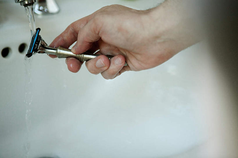 西方人,手,一个人,横图,俯视,室内,特写,白天,冲洗,水,卫生间,浴室,欧洲,欧洲人,仅一个男性,仅一个人,仅一个中年男性,握,朦胧,模糊,水龙头,剃须刀,液体,水滴,拿,拿着,开关,打开,清洁,手部,护理,握着,单手,刮胡刀,阀门,开启,冲刷,剃须,仪容,水咀,仪表,男人,男性,中年男性,白种人,淋浴房,半身,彩图,高角度拍摄,冲凉房,沐浴间,沐浴室