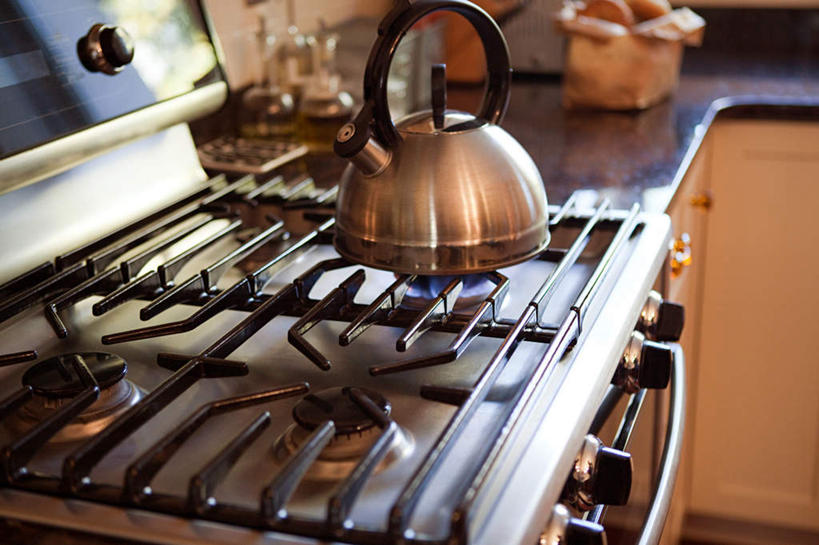 无人,横图,室内,白天,正面,厨房,柜子,厨具,阴影,反射,壶,影子,墙,墙壁,墙面,水壶,茶壶,容器,橱柜,灶具,烧水壶,燃气灶,燃气具,彩图,灶间