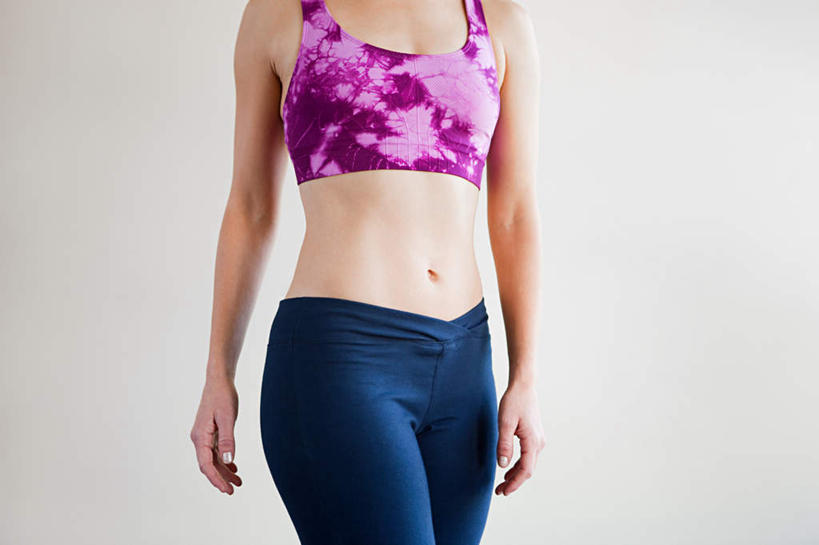 西方人,腹部,肚脐,一个人,站,横图,室内,白天,正面,运动服,欧洲,欧洲人,仅一个年轻女性,仅一个女性,仅一个人,服装,背心,衣服,粉色,紫色,站着,肚脐眼,服饰,衣着,穿着,紧身裤,衣饰,露脐装,年轻女性,女人,女性,白种人,腹,肚子,站立,半身,彩图,运动装