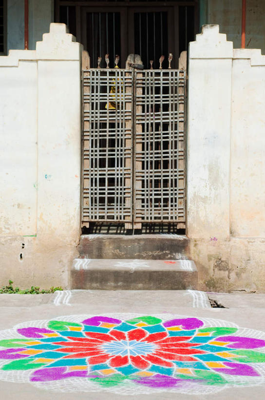 无人,家,竖图,室内,白天,正面,旅游,度假,石头,门,印度,亚洲,阴影,盛开,光线,笔,工具,石子,影子,房屋,墙,屋子,花蕾,娱乐,楼房,墙壁,墙面,住宅,花,花瓣,花朵,鲜花,一朵,阳光,粉笔,学习用品,门框,花苞,花蕊,享受,休闲,放松,文具用品,南亚,印度共和国,白垩,泰米尔纳德邦,泰米尔纳德,石块,彩图,房子,彩色粉笔