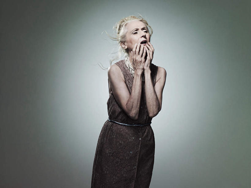 西方人,一个人,站,摸,横图,室内,白天,正面,裙子,项链,欧洲,欧洲人,仅一个女性,仅一个人,抚摸,连衣裙,服装,注视,装饰品,衣服,饰品,首饰,观察,看,站着,张嘴,摄影,服饰,仅一个老年女性,影棚,观看,担忧,察看,衣着,忧虑,穿着,关注,忧郁,张大嘴巴,衣饰,担心,老年女性,女人,女性,白种人,张开嘴,触摸,接触,站立,半身,彩图,影棚拍摄,拍摄,耽心