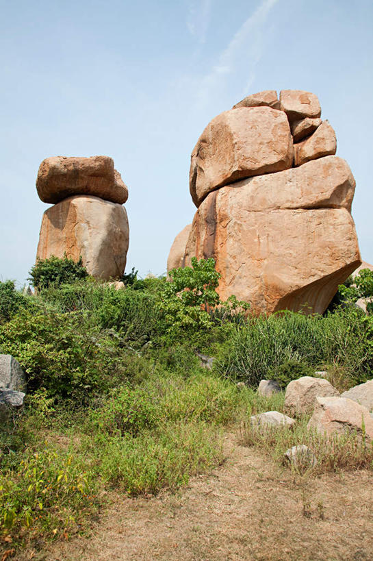 无人,竖图,室外,白天,仰视,旅游,度假,石头,美景,名胜古迹,植物,标志建筑,地标,建筑,印度,亚洲,阴影,遗迹,光线,石子,影子,景观,古迹,文物,娱乐,建设,古建筑,废墟,树,树木,蓝色,绿色,蓝天,天空,阳光,自然,天,享受,休闲,旅游胜地,景色,放松,生长,晴朗,成长,自然风光,南亚,古文明,万里无云,卡纳塔克邦,印度共和国,卡纳塔克,贝拉里,亨比,亨比古迹群,石块,岩石,晴空,晴空万里,彩图,低角度拍摄