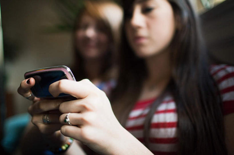 西方人,两个人,伙伴,朋友,坐,笑,打电话,微笑,露齿笑,横图,室内,白天,仰视,爱情,友谊,窗户,电话,手机,欧洲,欧洲人,握,阴影,服装,朦胧,模糊,装饰,反射,影子,墙,浪漫,拿,指甲油,拿着,注视,休闲装,通讯设备,玻璃窗,墙壁,墙面,装饰品,衣服,戒指,饰品,首饰,观察,看,休闲,休闲服,恩爱,握着,服饰,观看,华丽,修饰,信物,点缀,察看,权利,关注,智能手机,衬托,美观,雅致,雅观,手饰,交流,友情,年轻女性,女人,女性,白种人,沟通,通话,坐着,半身,彩图,低角度拍摄