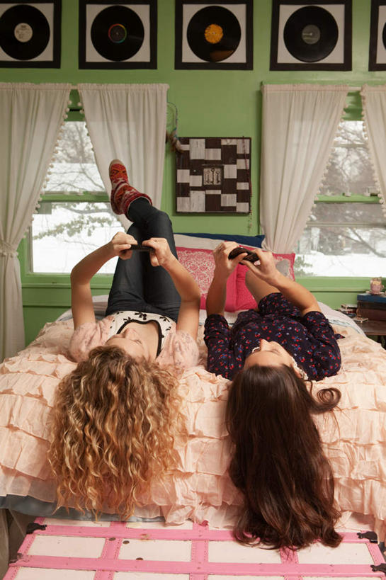 西方人,两个人,家庭,躺,打电话,竖图,室内,白天,正面,窗户,窗帘,床,靠垫,卧室,电话,手机,欧洲,欧洲人,握,服装,装饰,墙,双人床,床单,靠枕,拿,拿着,注视,休闲装,通讯设备,被子,玻璃窗,墙壁,墙面,衣服,帘子,垫子,枕头,观察,看,休闲,温暖,温馨,一家人,休闲服,遮阳,握着,服饰,观看,华丽,修饰,点缀,和睦,察看,被单,关注,智能手机,衬托,美观,雅致,雅观,卧着,交流,年轻女性,女人,女性,白种人,沟通,躺着,通话,卧,彩图,全身,睡房,卧房,融洽