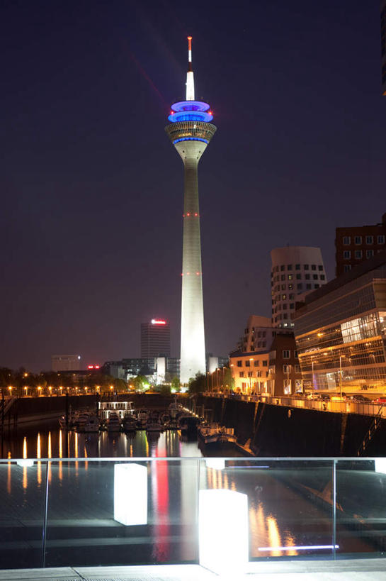 无人,家,栏杆,竖图,室外,夜晚,正面,旅游,度假,河流,水,标志建筑,地标,建筑,夜景,德国,欧洲,阴影,光线,影子,房屋,屋子,河水,水流,公寓,围栏,灯光,娱乐,建设,洋房,护栏,楼房,住宅,倒影,享受,休闲,旅游胜地,放松,倒映,西欧,德意志联邦共和国,首府,反照,北威州,杜塞尔多夫,北莱茵.威斯特法伦州,莱茵塔,彩图,房子