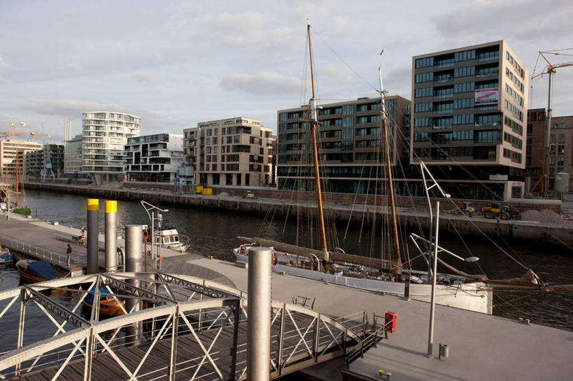 无人,家,栏杆,码头,横图,室外,白天,正面,度假,海浪,海洋,美景,城市风光,城市,港口,德国,欧洲,阴影,光线,影子,房屋,屋子,景观,浪花,云,云朵,公寓,围栏,汉堡,云彩,娱乐,洋房,护栏,楼房,住宅,蓝色,白云,蓝天,天空,阳光,海水,天,享受,休闲,景色,放松,晴朗,西欧,海景,德意志联邦共和国,汉堡市,汉堡港,大海,风浪,海,海水的波动,近岸浪,涌浪,晴空,彩图,房子,摆渡口,埠头,渡口,渡头,港湾,海港,货运码头,口岸,商港