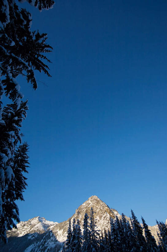 无人,竖图,室外,白天,仰视,旅游,度假,石头,美景,森林,山,树林,雪,雪山,植物,大雪,松树,华盛顿,美国,阴影,光线,石子,影子,冰,积雪,景观,山峰,雪景,冬季,冬天,山峦,娱乐,树,树木,蓝色,绿色,蓝天,天空,阳光,自然,天,享受,休闲,景色,放松,寒冷,生长,晴朗,成长,冰冷,北美,北美洲,自然风光,坚定,美洲,华盛顿州,万里无云,常绿之州,常青州,北亚美利加洲,亚美利加洲,长寿,严寒,冰凉,酷寒,凛冽,凛凛,贞洁,极冷,贝克山.斯诺夸尔米国家森林公园,石块,岩石,晴空,晴空万里,彩图,低角度拍摄