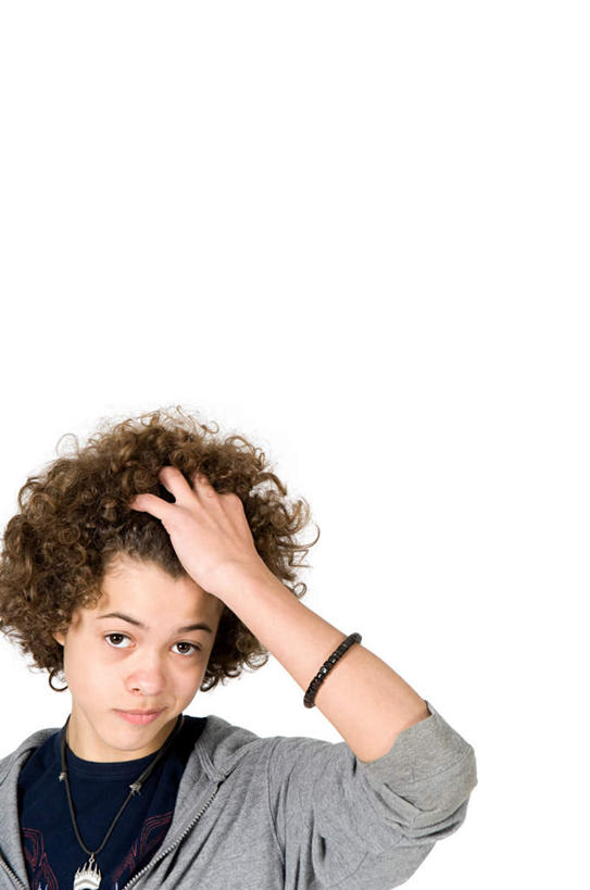 西方人,儿童,脸,头,脸颊,手,一个人,摸,竖图,室内,白天,白色背景,正面,纯洁,欧洲,欧洲人,仅一个男性,仅一个人,抚摸,服装,注视,休闲装,小孩,衣服,观察,看,仅一个小孩,休闲,手部,休闲服,可爱,童年,童趣,摄影,服饰,影棚,观看,察看,关注,童真,烂漫,无邪,天真,男孩,男人,男性,白种人,孩子,头部,脸部,脸蛋,面部,触摸,接触,半身,彩图,影棚拍摄,拍摄,男生