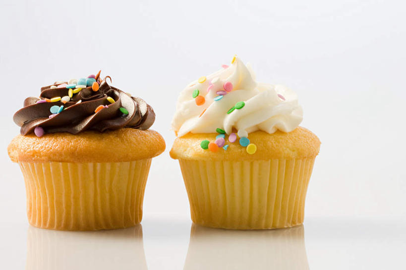 点心,无人,横图,室内,特写,白天,正面,下午茶,灰色背景,装饰,食品,食物,糕点,两个,巧克力,摄影,影棚,朱古力,纸托,华丽,修饰,点缀,衬托,美观,雅致,雅观,七彩米,七彩糖针,巧克力针,朱古力针,蛋糕托,蛋糕托纸,蛋糕纸托,彩图,影棚拍摄,拍摄,蛋糕