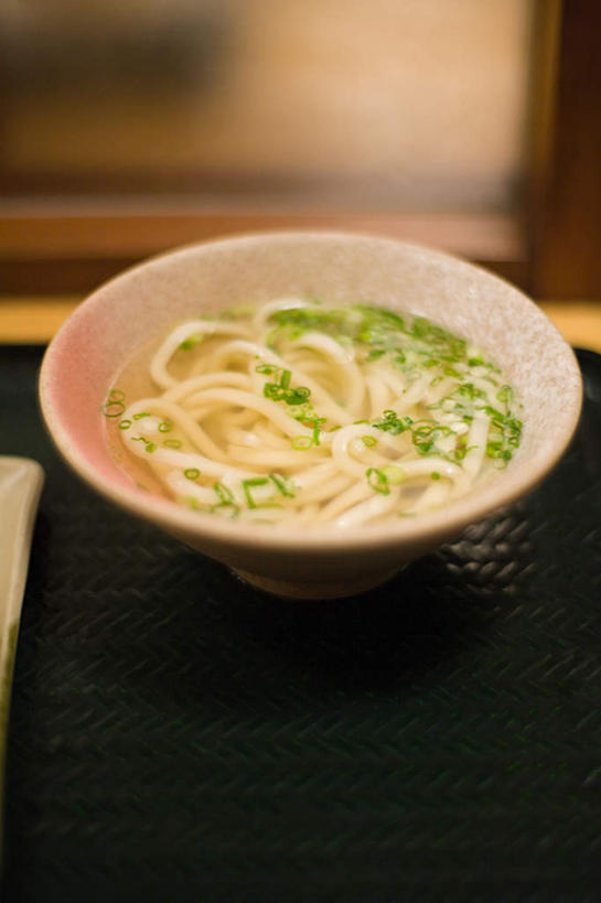 面食,面条,无人,竖图,俯视,室内,特写,白天,烹饪,桌面,桌子,蔬菜,阴影,朦胧,模糊,新鲜,反射,木制,影子,陶瓷,面,日本料理,料理,食品,陶瓷制品,菜肴,美食,食物,一个,木制品,容器,碗,日式料理,日式,乌冬面,佳肴,有机食品,绿色食品,单个,储藏,储存,乌龙面,彩图,高角度拍摄,贮存
