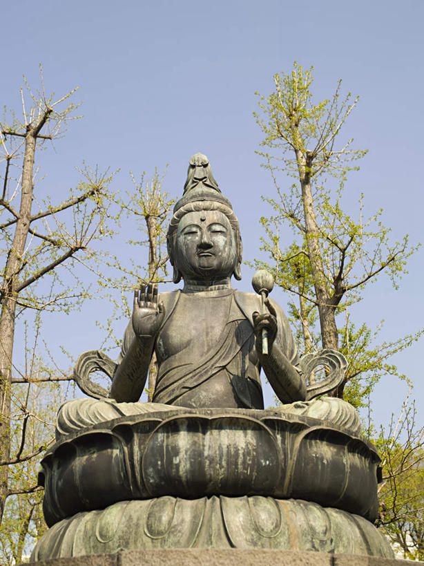 东方人,一个人,无人,坐,竖图,室外,白天,仰视,民族服装,旅游,度假,植物,标志建筑,地标,建筑,雕塑,日本,亚洲,仅一个男性,仅一个人,阴影,服装,艺术,装饰,光线,雕刻,雕像,影子,注视,黄种人,娱乐,建设,树,树木,仅一个年轻男性,衣服,蓝色,绿色,蓝天,天空,阳光,自然,工艺品,天,观察,看,享受,休闲,旅游胜地,放松,服饰,生长,晴朗,成长,观看,纪念,美术,察看,衣着,穿着,关注,主题,陈列,东亚,万里无云,日本国,功能,美学,衣饰,男人,男性,年轻男性,亚洲人,晴空,晴空万里,坐着,彩图,低角度拍摄,全身,传统服装,民俗服