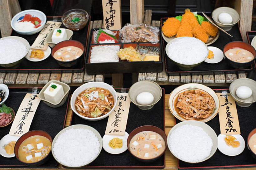 面食,面条,无人,餐厅,横图,俯视,室外,特写,白天,烹饪,餐桌,筷子,桌子,蔬菜,餐具,许多,阴影,新鲜,反射,日文,标志,文字,影子,字符,塑胶,陶瓷,谷类,谷物,面,肉,天妇罗,日本料理,牛肉,料理,食品,陶瓷制品,米,文化,标识,传统,大米,菜肴,美食,肉类,食物,排列,容器,碗,日式料理,日式,乌冬面,佳肴,有机食品,绿色食品,塑胶制品,餐台,储藏,礼节,储存,礼仪,肉食,日语,天麸罗,摆列,乌龙面,进餐用具,彩图,高角度拍摄,餐馆,饭店,饭馆,布列,分列,贮存