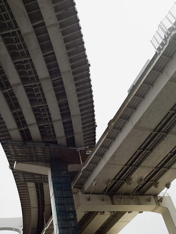 无人,竖图,室外,白天,仰视,度假,美景,城市风光,城市,道路,路,公路,日本,亚洲,阴影,光线,影子,景观,高架,交通,娱乐,蓝色,蓝天,天空,阳光,天,享受,休闲,景色,放松,晴朗,高架桥,东亚,高架道路,跨线桥,万里无云,日本国,晴空,晴空万里,彩图,低角度拍摄