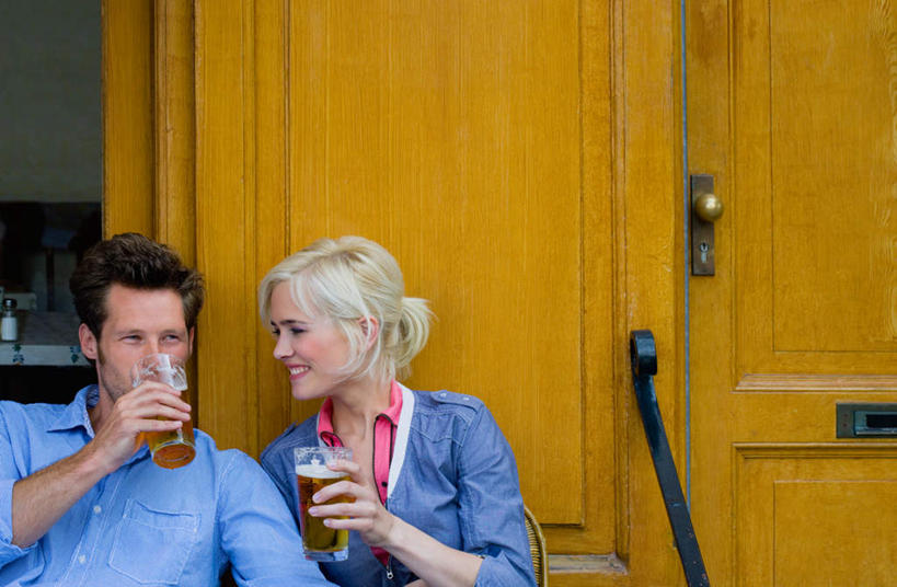 啤酒,西方人,两个人,坐,横图,室外,白天,正面,爱情,门,杯子,欧洲,欧洲人,喝,握,阴影,服装,反射,影子,墙,酒类,两杯,浪漫,注视,休闲装,墙壁,墙面,玻璃制品,酒,饮料,两个,衣服,酒杯,啤酒杯,门框,观察,看,休闲,温暖,温馨,休闲服,恩爱,握着,恋人,服饰,观看,和睦,察看,关注,男人,男性,年轻男性,年轻女性,女人,女性,白种人,情侣,玻璃杯,坐着,半身,彩图,伴侣,融洽