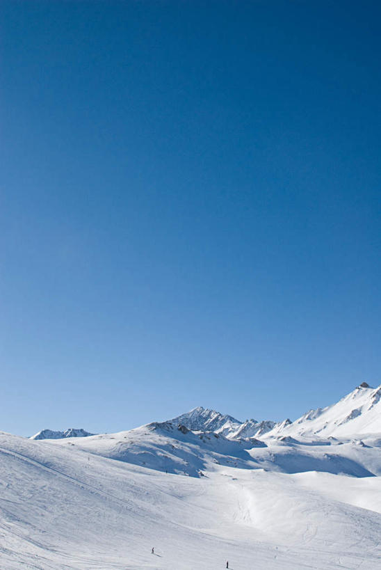 无人,竖图,室外,白天,仰视,旅游,度假,石头,美景,山,雪,雪山,大雪,阴影,光线,石子,影子,冰,积雪,景观,山顶,山峰,雪景,冬季,冬天,山峦,娱乐,蓝色,蓝天,天空,阳光,自然,天,享受,休闲,景色,放松,寒冷,晴朗,冰冷,自然风光,万里无云,严寒,冰凉,酷寒,凛冽,凛凛,极冷,颠峰,极峰,石块,岩石,晴空,晴空万里,彩图,低角度拍摄