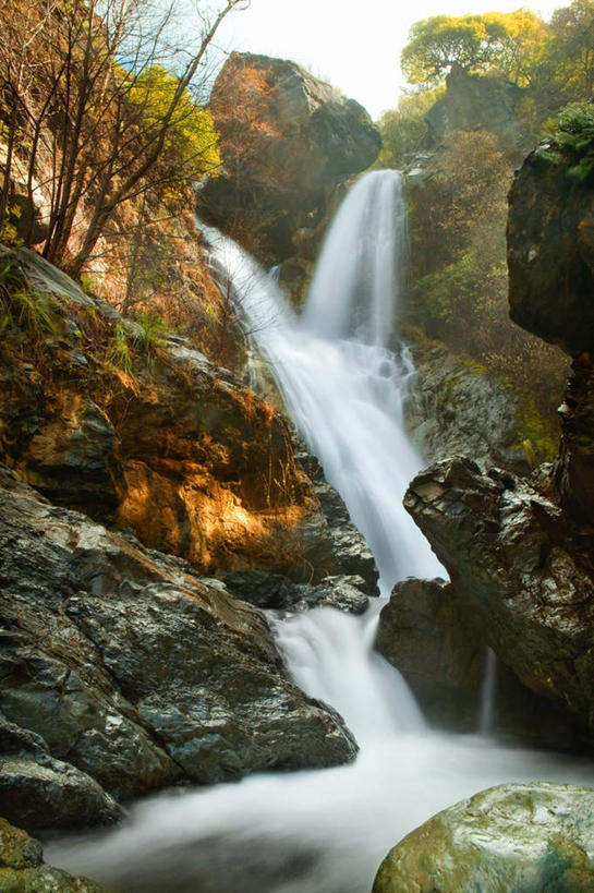 无人,竖图,室外,白天,仰视,旅游,度假,石头,美景,瀑布,山,山脉,水,美国,阴影,飞溅,溅,光线,石子,液体,影子,景观,山峰,水滴,山峦,娱乐,水珠,蓝色,蓝天,天空,阳光,自然,群山,天,享受,休闲,景色,放松,晴朗,北美,北美洲,喷洒,加利福尼亚,自然风光,美洲,加州,加利福尼亚州,万里无云,金州,黄金州,北亚美利加洲,亚美利加洲,跌水,石块,岩石,晴空,晴空万里,彩图,低角度拍摄