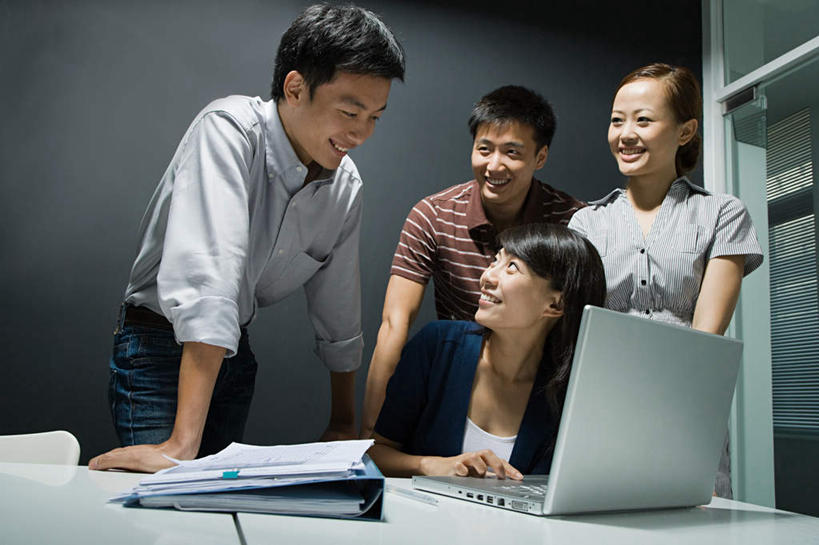 东方人,四个人,同事,商务人士,商务男性,商务女性,办公室,站,坐,笑,微笑,露齿笑,横图,室内,白天,仰视,衬衫,成功,合作,团队,集体,信心,电脑,笔记本电脑,窗户,家具,落地窗,桌子,亚洲,撑,敲打,套装,朦胧,模糊,网络,材料,档案,文件,办公桌,墙,扭头,注视,黄种人,输入,通讯设备,队伍,玻璃窗,墙壁,墙面,灰色,资料,打字,观察,看,站着,转头,观看,点击,一台,敲击,察看,无线,领导,撑着,成就,关注,文档,通信设备,商务装,无线网络,合伙,领袖,文件架,无线上网,便携式电脑,工薪阶层,资料架,办公家具,文件框,文件座,资料档,资料座,按键,手提电脑,男人,男性,年轻男性,年轻女性,女人,女性,亚洲人,白领,上班族,站立,坐着,半身,彩图,低角度拍摄,衬衣